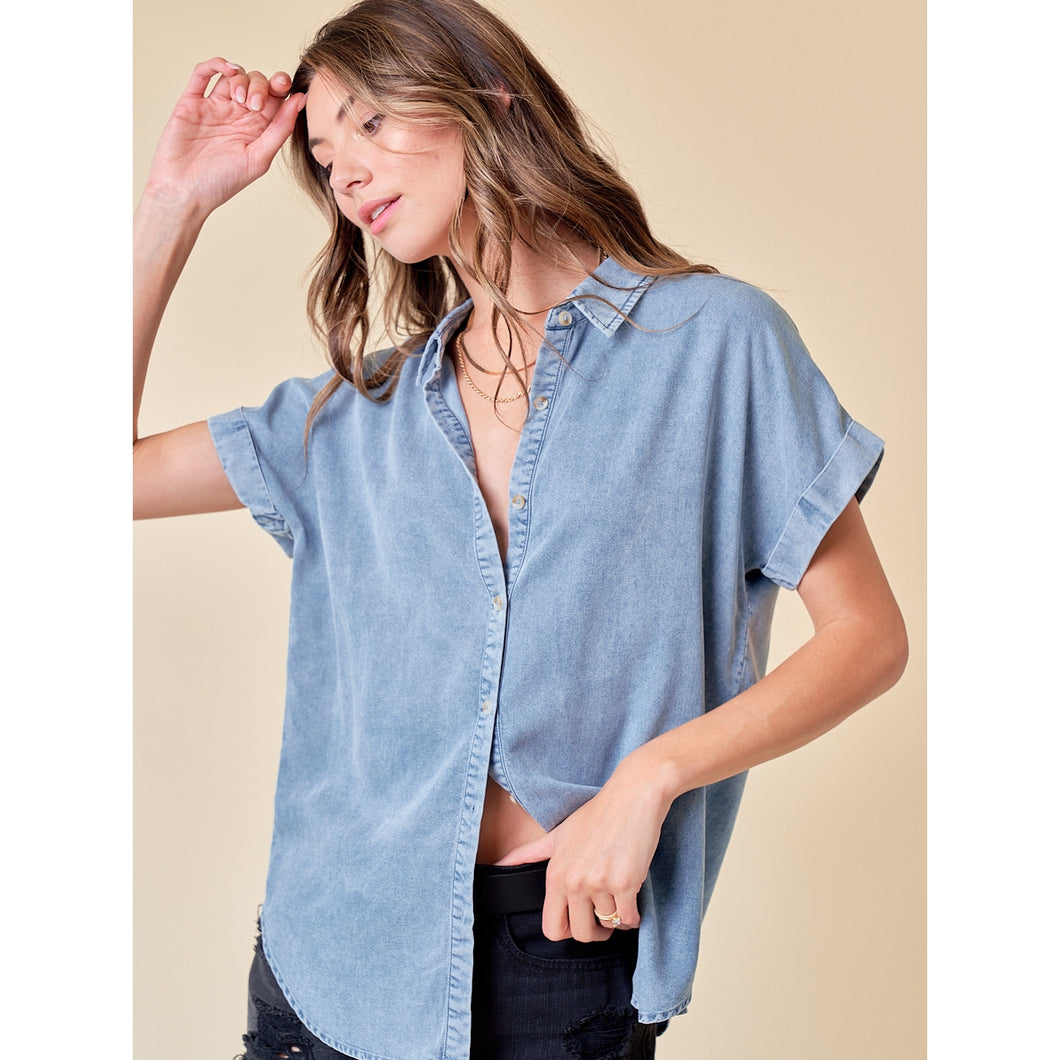 Denim Short-Sleeve Button-Up Shirt in Light Wash